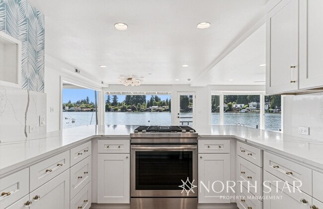 Building Photo - Newly renovated stunning lakefront home.