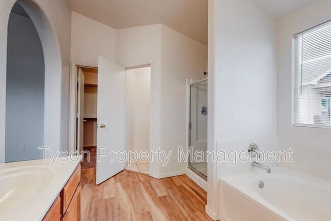 Building Photo - 633 Valley Meadows Dr