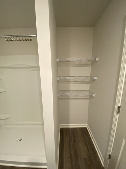 Building Photo - 427 Silo Ct