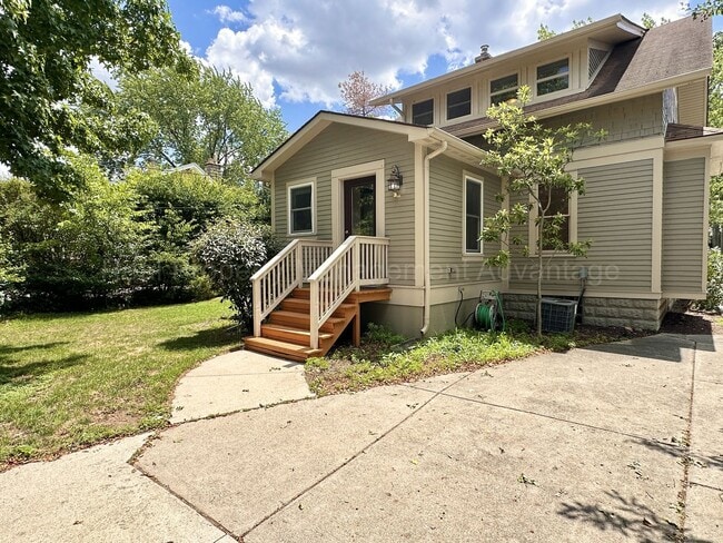 Building Photo - Craftsman Style, Modern Amenities Steps from Main St.