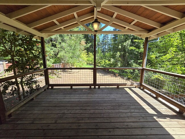 Building Photo - Large and stunning home in rural Sebastopol!
