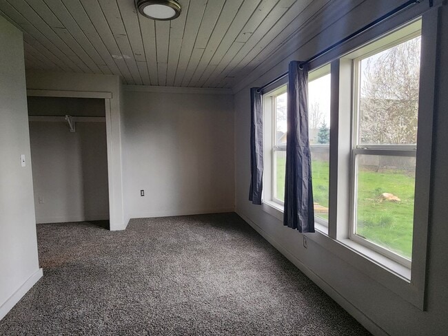 Building Photo - Newly Renovated Pet Friendly 2 Bed / 1 Bat...