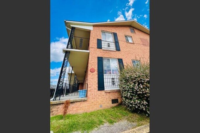 Building Photo - 217 Mountain Ave SW