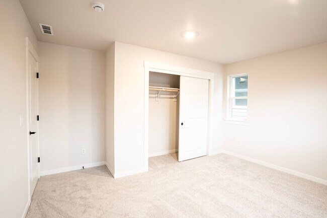 Building Photo - Stunning new construction!