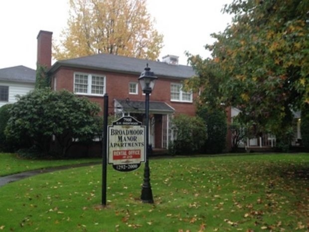 Building Photo - Broadmoor Manor