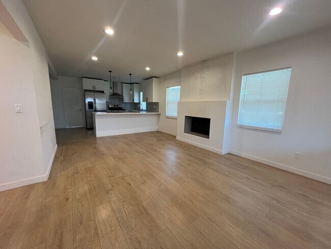 Building Photo - 8007-8009 HILL DR.