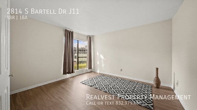 Building Photo - 2814 S Bartell Dr