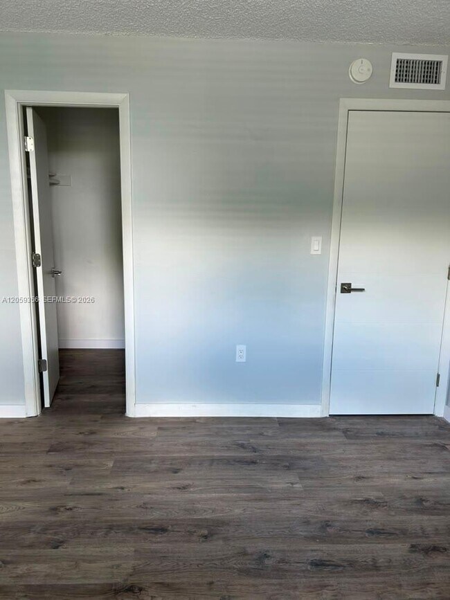 Building Photo - 9320 Fontainebleau Blvd
