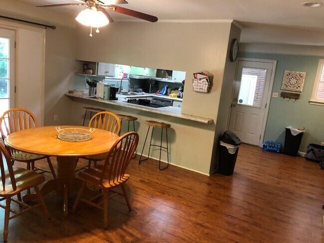 Building Photo - 3 bed 2 bath
