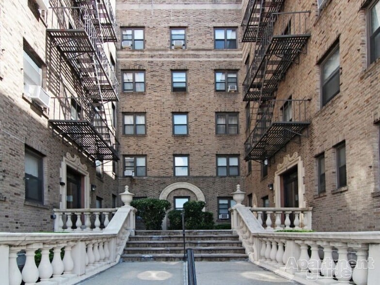 Interior Photo - Palisades Towers