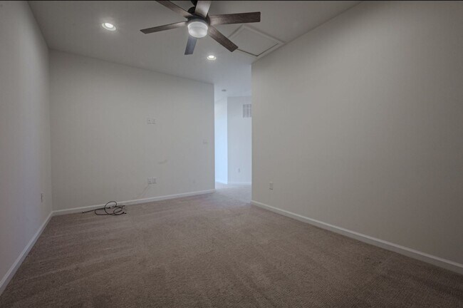 Building Photo - Large Family Home in Middletown, New and Upcoming area