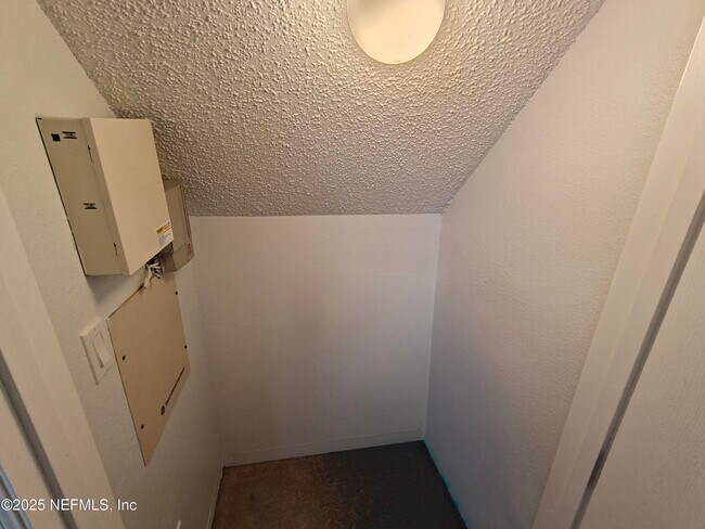 Building Photo - 7764 Playschool Ln