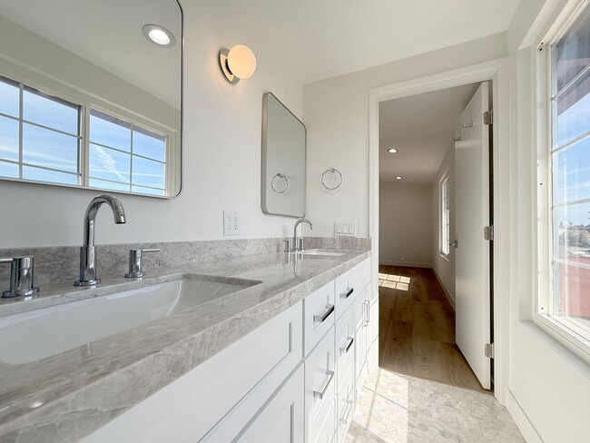 Building Photo - Stunning Remodeled Home in South Huntington Beach – Minutes to the Beach!