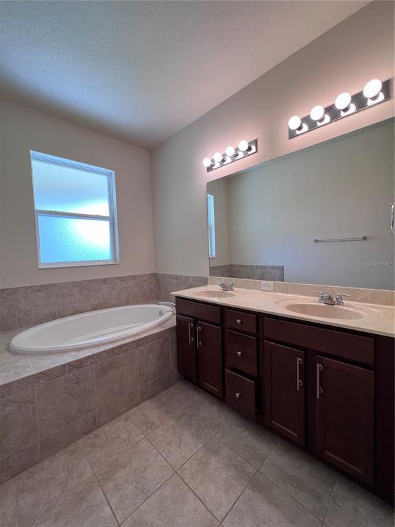 Building Photo - 1310 Oakcrest Ct