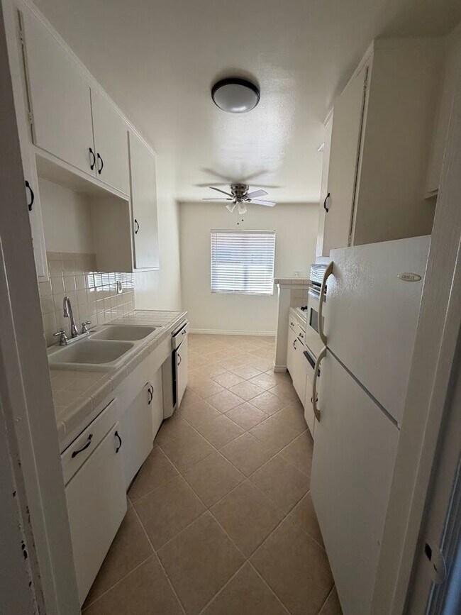 Building Photo - SPACIOUS 1 BEDROOM AVAILABLE IN LONG BEACH!