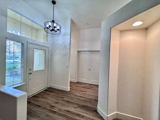 Building Photo - $2,595 Chestnut & Teague, 3 bedroom House - Fresno / Gated Community / New Paint & Floors