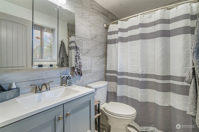 Master bathroom - 1423 85th Dr NE