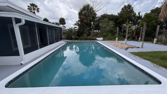 Building Photo - Charming Old Florida-Style Pool Home for Rent!