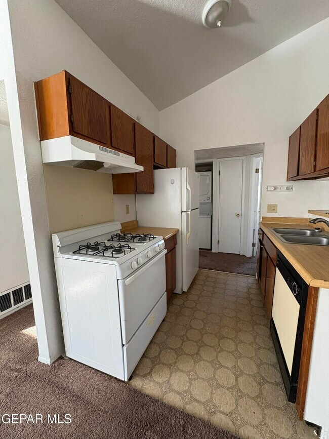 Building Photo - 1922 Lake Omega St