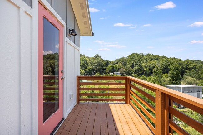 Building Photo - Elevated Eco-Friendly 2-Bedroom Home in Sw...