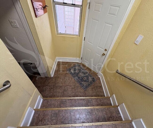 Building Photo - Three Bedroom, Two Bathroom House Near Sha...
