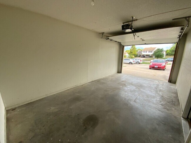 Building Photo - 3 Bedroom 2 Bathroom Duplex