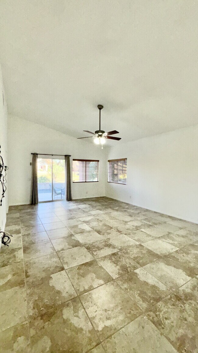 Building Photo - 3 Bedrooms and 2.5 Bathrooms Home on 7th Tee!