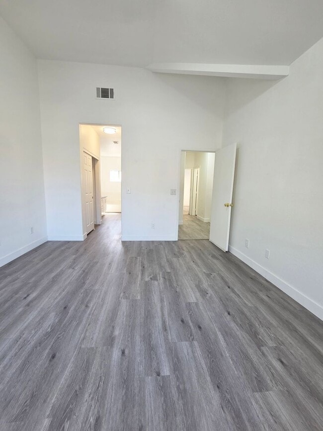 Building Photo - Gated Westpark Townhome | 3 Bed | 3 Bath | 2-Car Garage