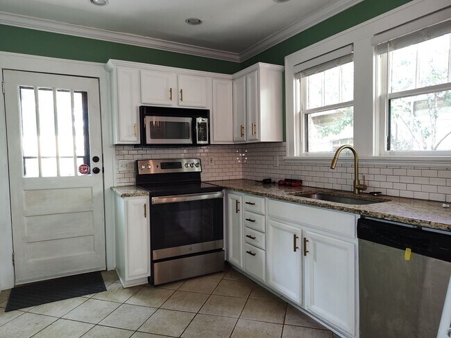 Building Photo - Charming 2-Bedroom, 2-Bath Brick Ranch Home in Midwood!