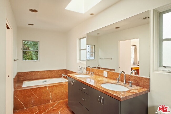 Building Photo - 407 W Rustic Rd