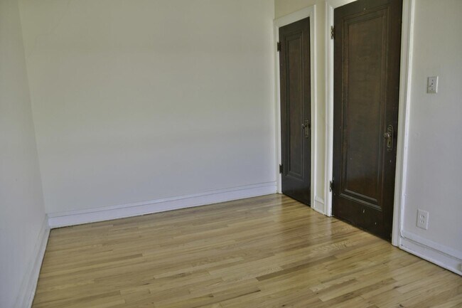 Building Photo - 4837 N Wolcott Ave