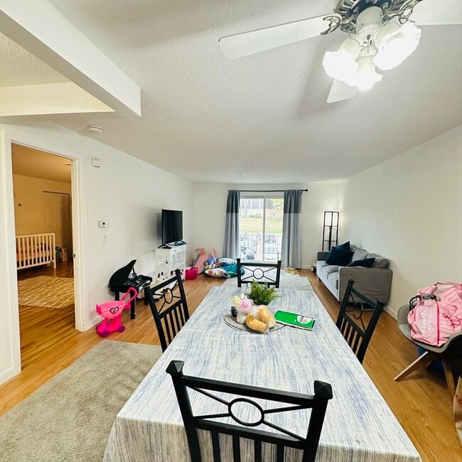 Building Photo - 8 Shadowbrook Ln