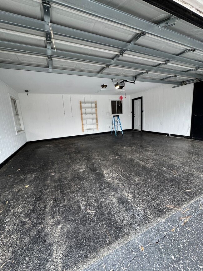 Building Photo - Incredible 4 Bed / 2 Bath updated Home, Available Now!