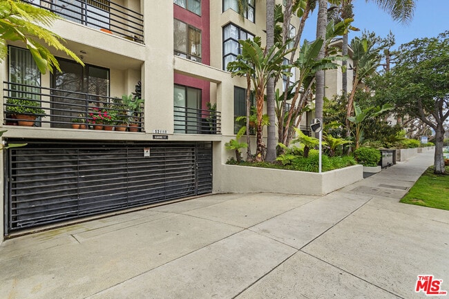 Building Photo - 12000 Goshen Ave