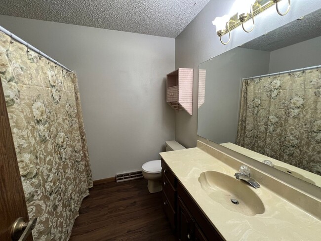 Building Photo - Beautiful Spacious 3 Bedroom, 2.5 Bath Hom...