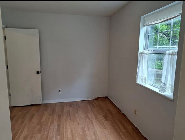 Building Photo - $895 - 2 bed 1 bath - Single Family Home