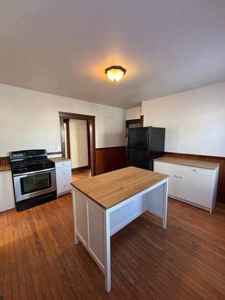 Building Photo - 580 Admiral St