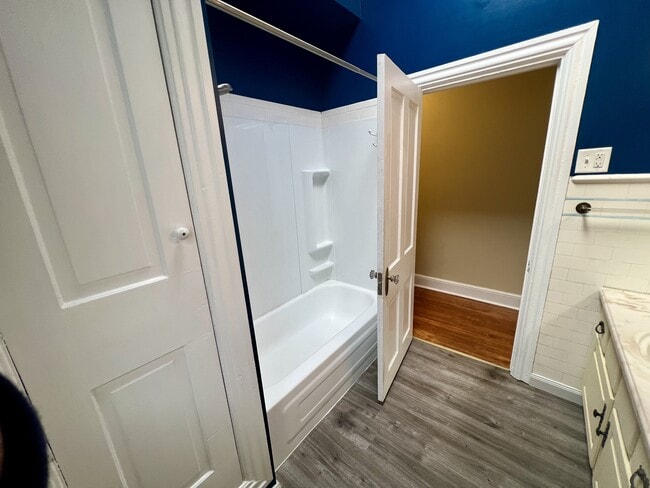 Building Photo - 533 W Walnut St