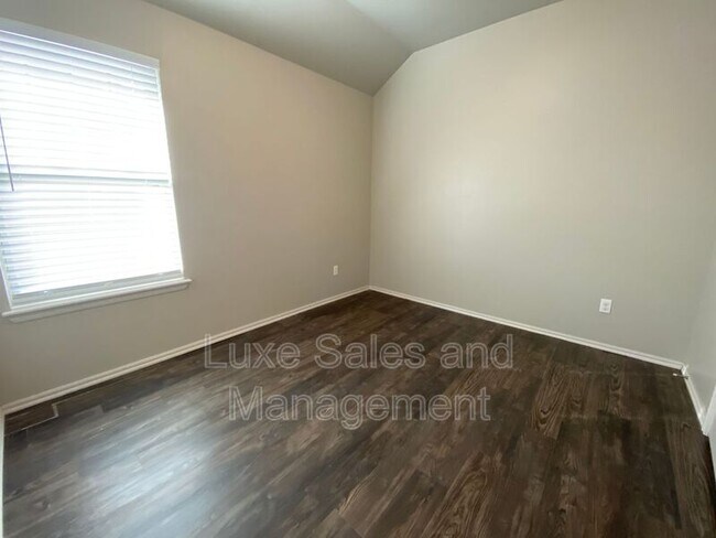 Building Photo - 2225 Mill Creek Way