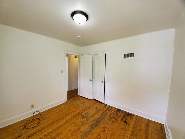 Building Photo - 708 W 18th St