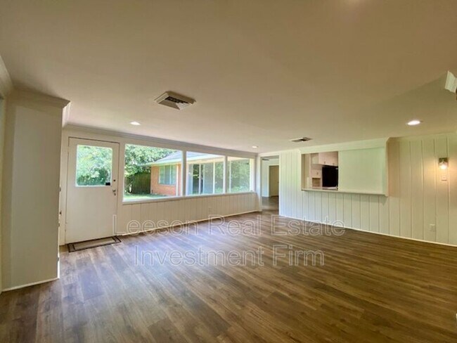 Building Photo - 208 Bruce Ave