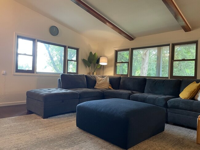 Building Photo - 1721 N High Point Rd