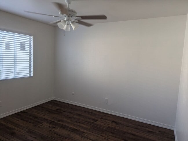 Building Photo - Clean 2 Bedroom / 1 Bathroom Apartment For Lease - Front Unit