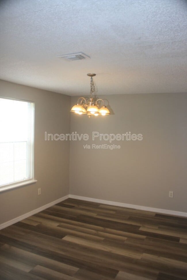 Building Photo - 4176 Versailles Dr