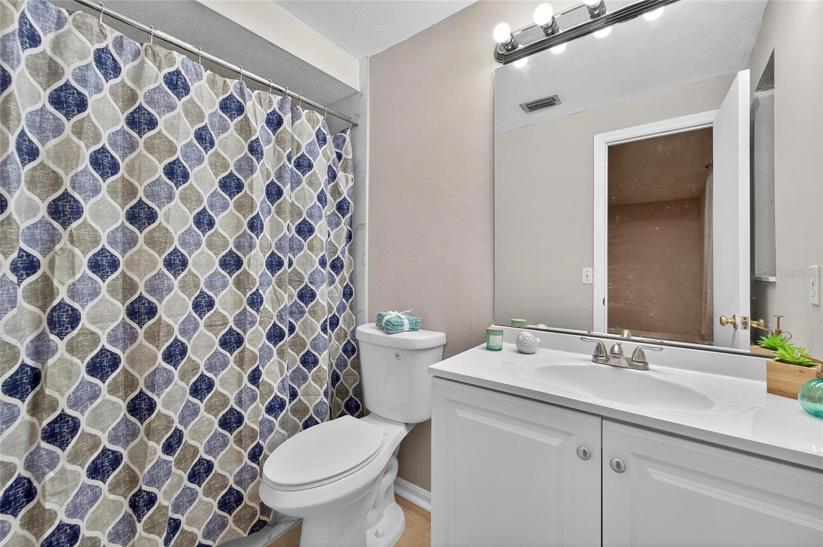 Building Photo - 1712 Village Ct