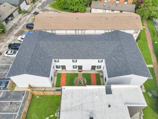 Building Photo - 380 Forest St