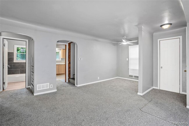 Building Photo - 1034 E Bundy Ave