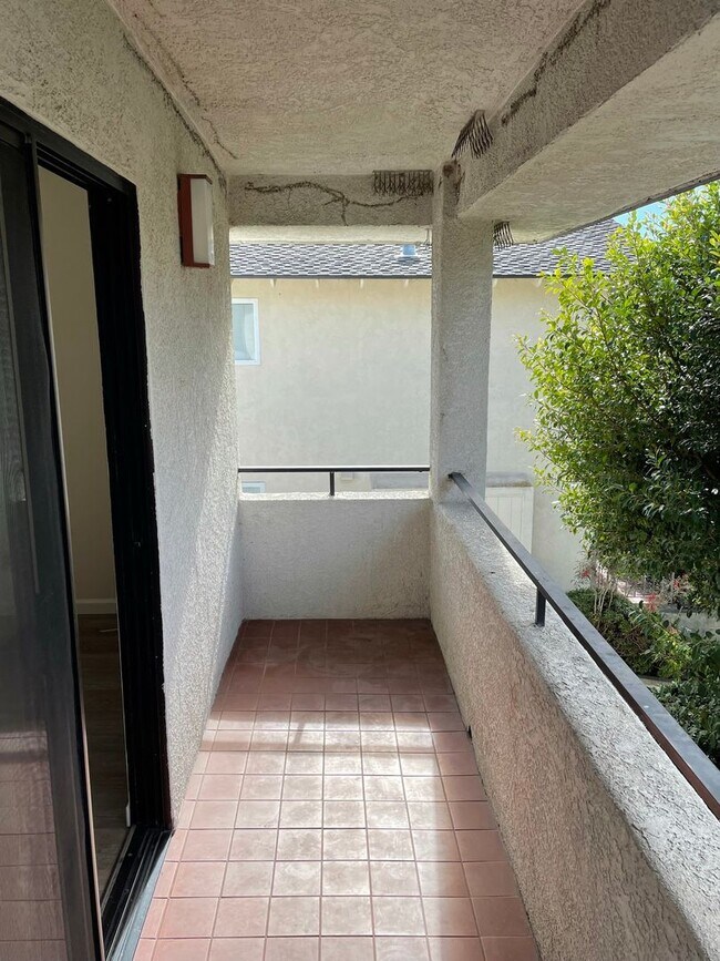 Building Photo - Large Upstairs Studio with Utilities Paid