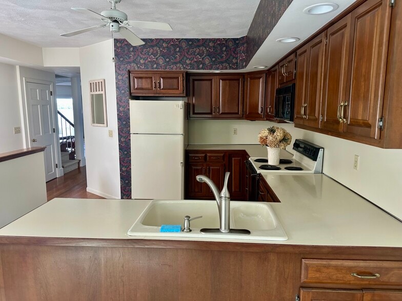 Kitchen - 4480 Post Rd