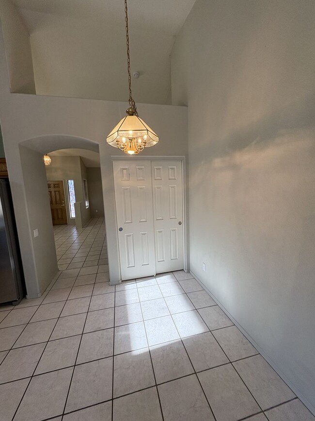 Building Photo - Great eastside location Pet friendly